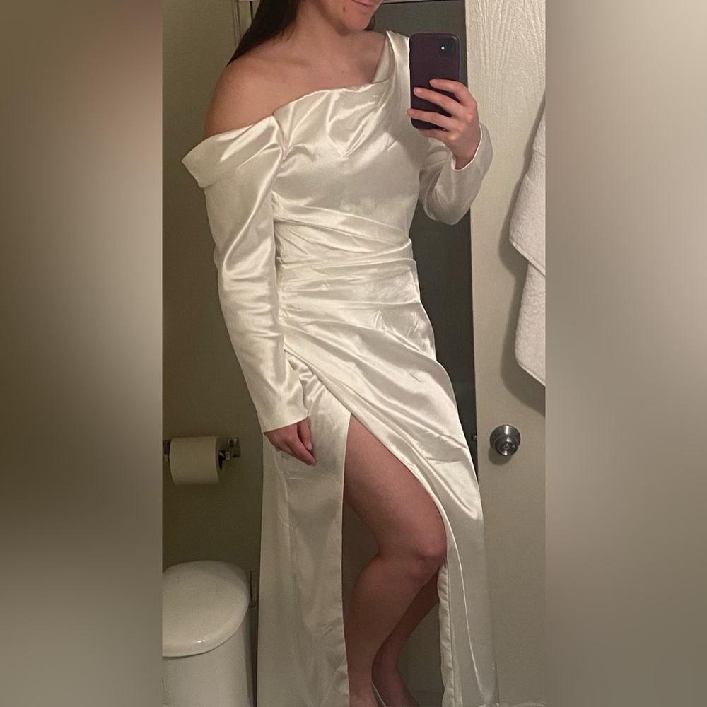 Elegant One Shoulder White Satin Gown - Picture 6 of 7